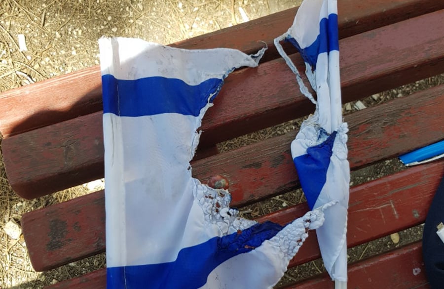 צעירים ערבים שרפו דגלי ישראל ונעצרו