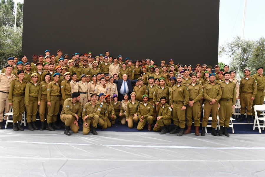הנשיא ביקר את החיילים המצטיינים: 'גאווה'