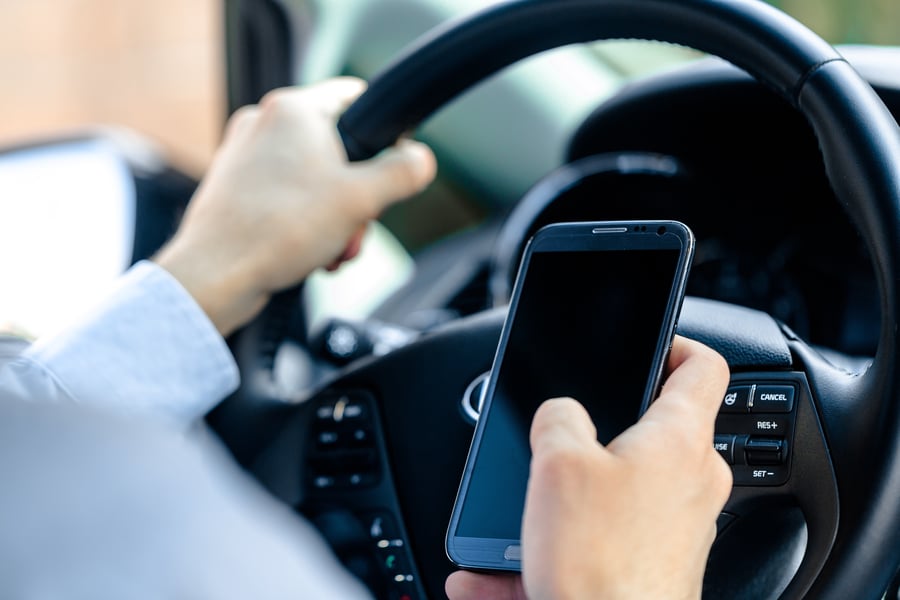 בג"ץ: יש איסור לאחוז בנייד בנהיגה - גם ללא שימוש