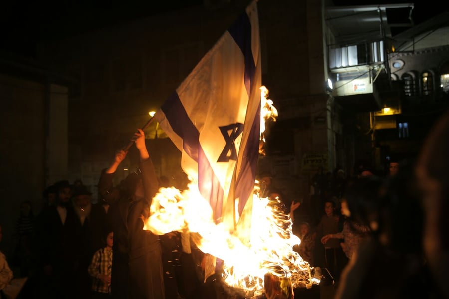במדורת הקיצונים: דגלי ישראל, עיתון "הפלס" ובובה חסרת זהות