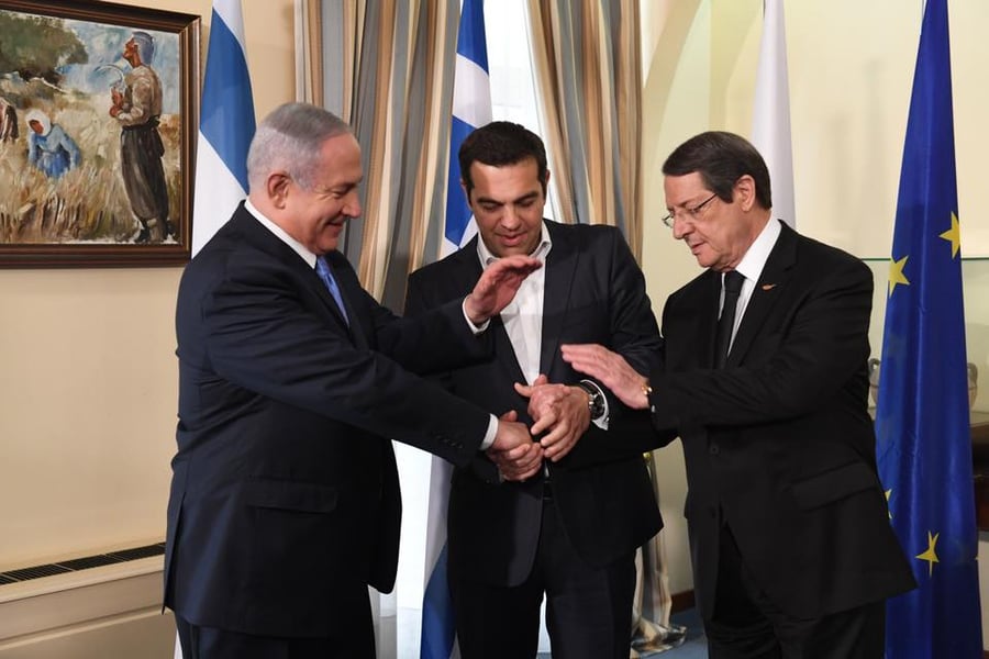 נתניהו עם נשיא קפריסין ניקוס אנסטסיאדיס וראש ממשלת יוון אלכסיס ציפראס.  ‏