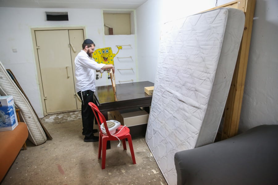תיעוד: החרדים בצפת מכינים את המקלטים