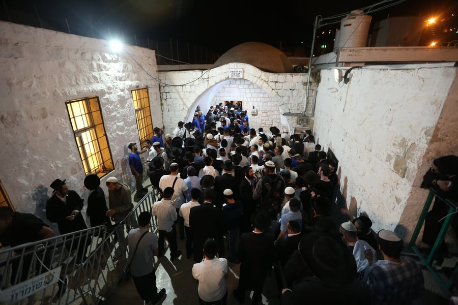 אלפים בכניסה גדולה לקבר יוסף  בשכם •צפו