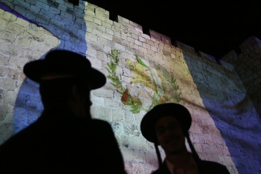 על חומות ירושלים: גם דגל גואטמלה • תיעוד