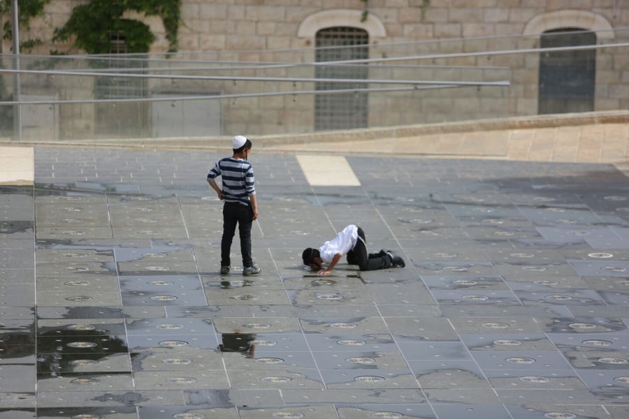 צפו בגלריה: כך ילדי ירושלים שרדו את השרב