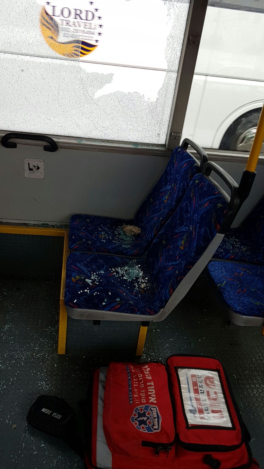 מחבל יידה סלע על אוטובוס; אשה נפצעה קל
