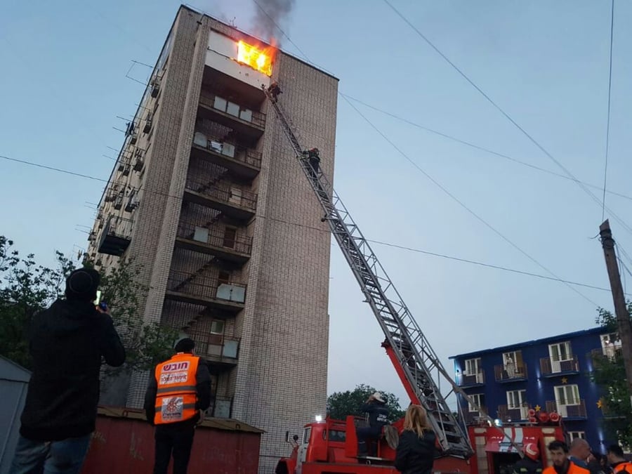שריפה בבנין רב קומות באומן; 8 נפצעו קל