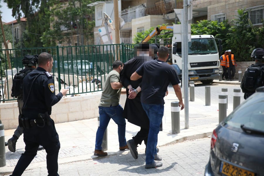 כוחות משטרה פשטו על מאה שערים; צעיר חרדי נעצר