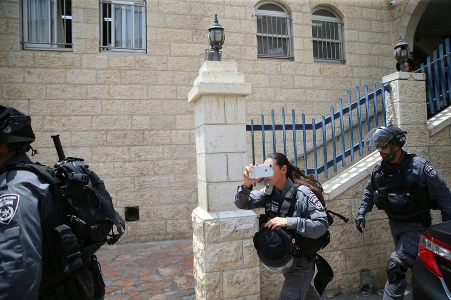 כוחות משטרה פשטו על מאה שערים; צעיר חרדי נעצר