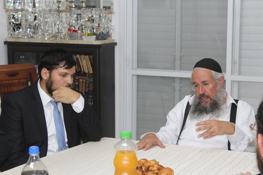 הרב אברהם טוויטו בהתיעצות עם ראש הישיבה הרב יצחק שכטר. באדיבות המצלם