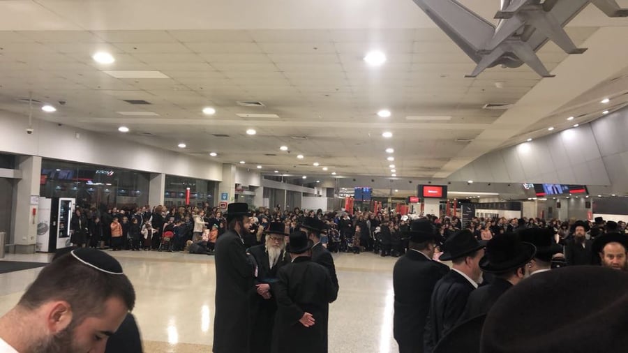 גברים, נשים וטף נפרדו מהגרא"צ בעק בנמל התעופה • צפו