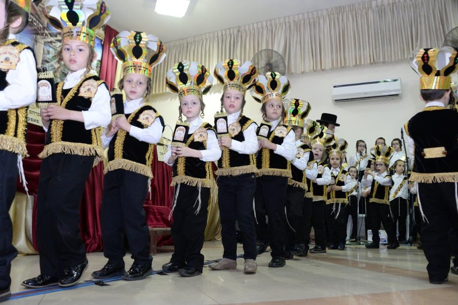 ילדי צאנז בחיפה חגגו במסיבת חומש • צפו