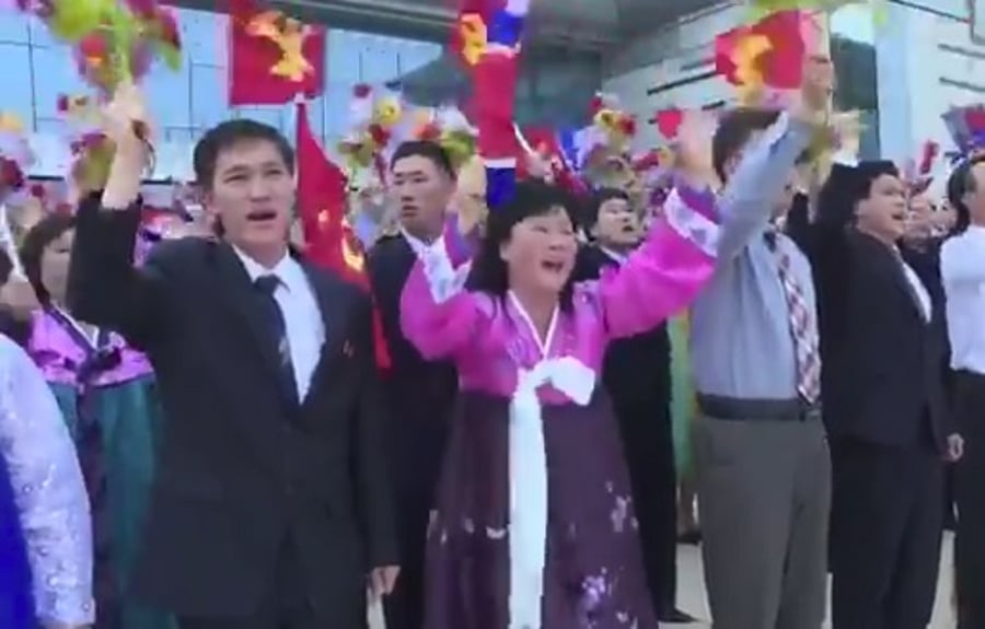 הזוי: כך קיבלו אזרחי צפון קוריאה את השליט