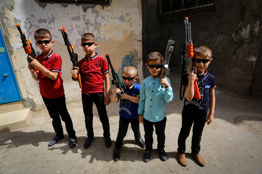 חגיגת עיד אל פיטר ברפיח: ילדים עם רובים