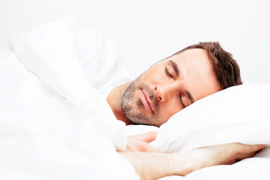 כמה שעות עובד שכיר חייב לישון בלילה?