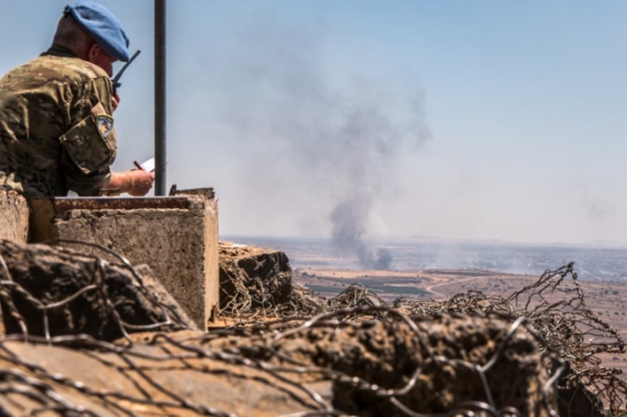 חייל או"ם צופה על עשן מיתמר בסוריה