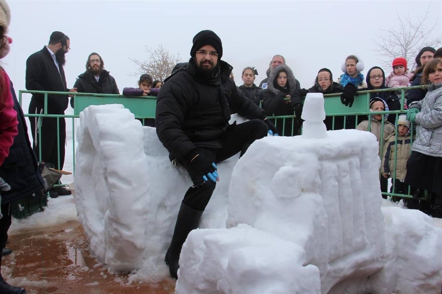 מוטי, על רקע יצירות שבנה משלג ב-2014