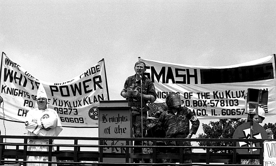 ג'ונס נואם בעצרת של הארגון האנטישמי KKK