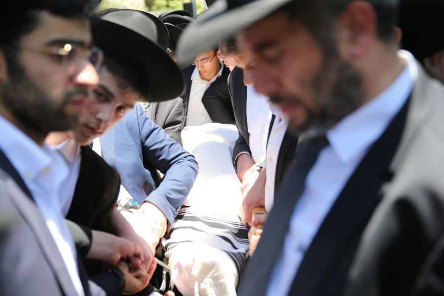 המונים במסע הלווית ראש ישיבת 'עטרת ישראל'