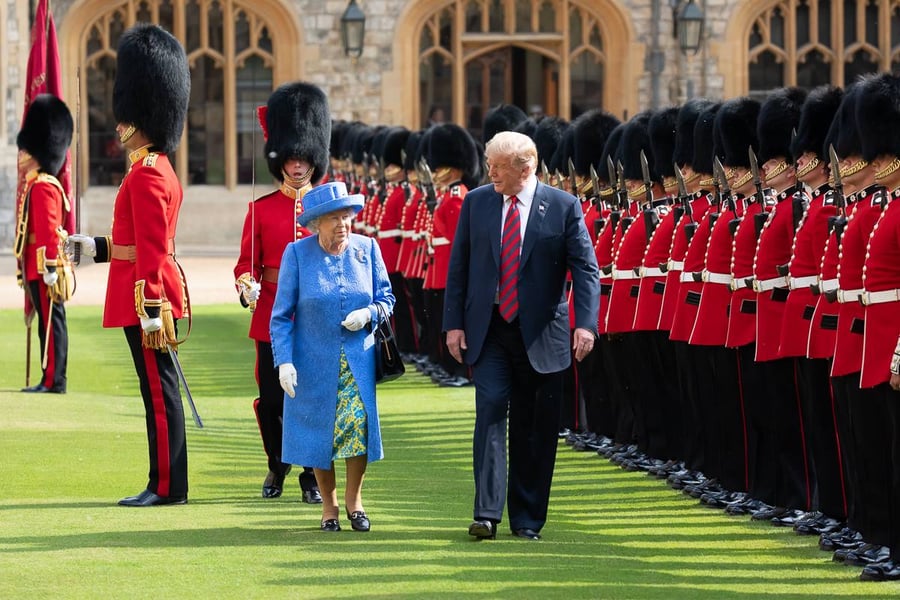 באיחור: טראמפ פגש את המלכה אליזבת • תיעוד