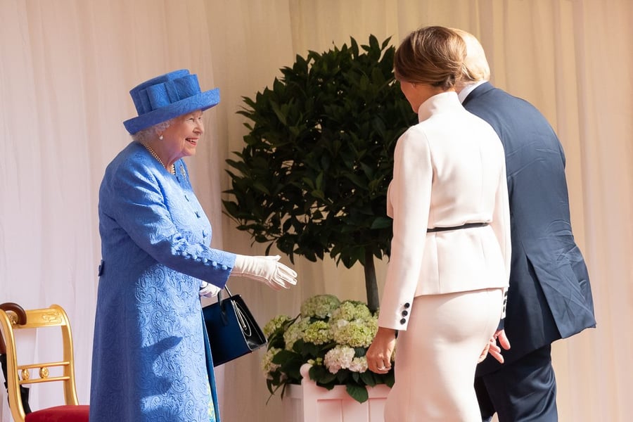 באיחור: טראמפ פגש את המלכה אליזבת • תיעוד