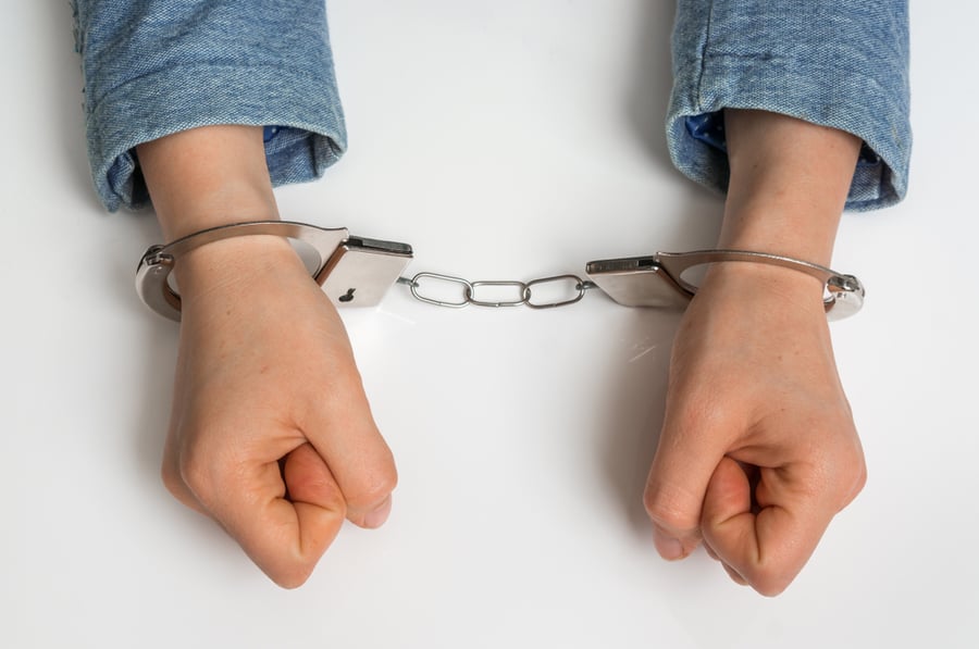 בני ברק: בת 22 נעצרה בחשד לסחר בסמים
