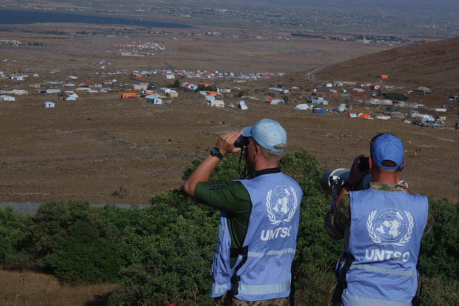אנשי האו"ם משקיפים על מחנה פליטים בדרום סוריה