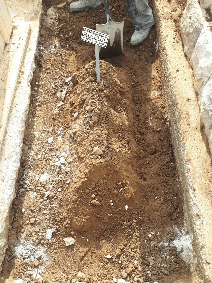 יציקת הבטון על קברו של המקובל מבני ברק • צפו