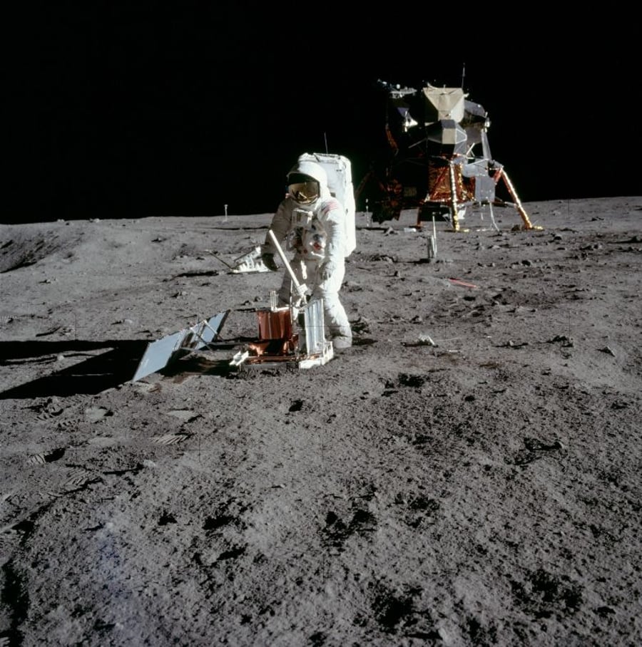 אסטרונאוט מניח סיסמומטר על אדמת הירח