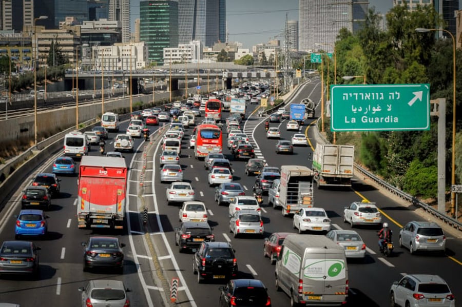 רוב הישראלים נוסעים לעבודה ברכב פרטי