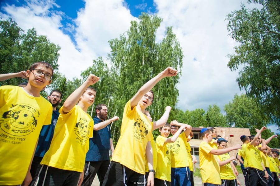 רוסיה: אלפי ילדים חוגגים במחנות הקיץ. צפו