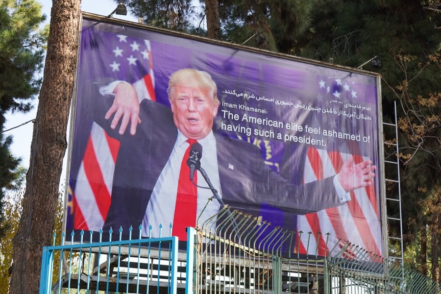שלט באיראן נגד טראמפ