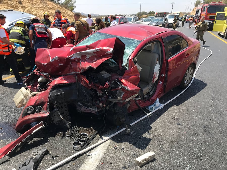עשרה פצועים בתאונת דרכים חזיתית וקשה