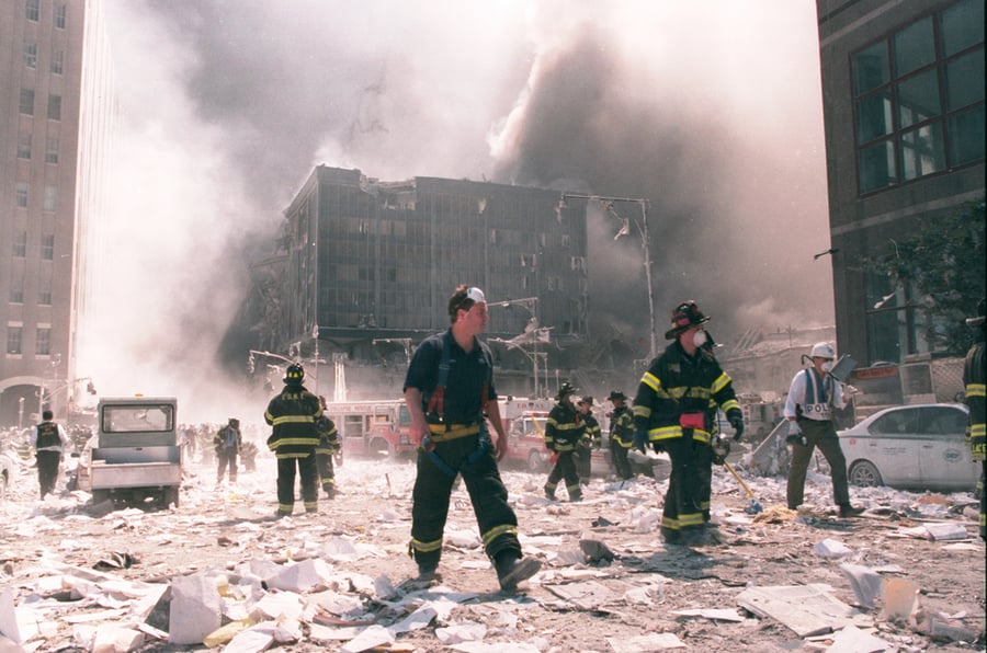 כבאים בזירת אסון התאומים ב-2001