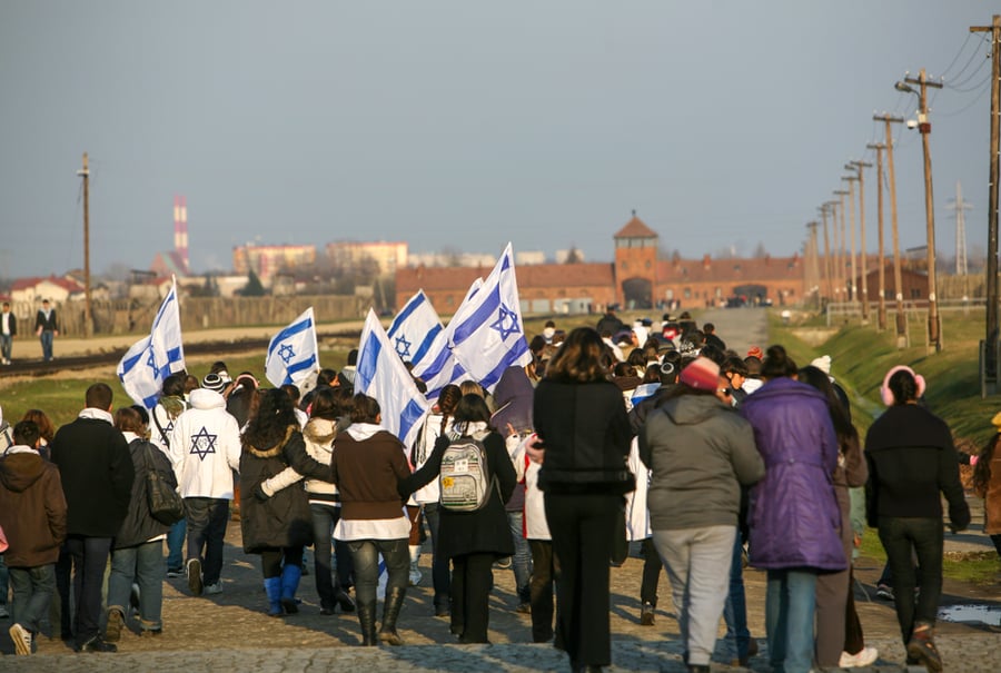 צעירים ישראלים מבקרים באושוויץ