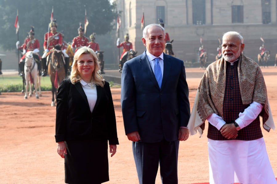 שרהל'ה בלוק משפטי ונקי, ראש ממשלת ישראל ואיש ששלף היום מהארון את הדבר הראשון שראה. מתלוצצות. הזוג נתניהו בהודו.