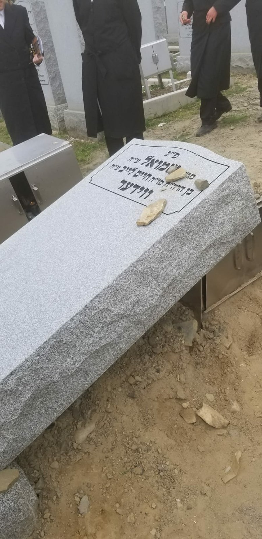 זעזוע בסאטמר:  מי חילל את קברו של עורך "דער בלאט"?