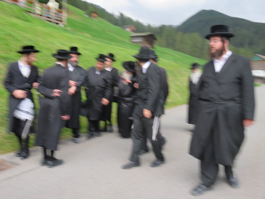 הנופש של האדמו"ר מתולדות אברהם יצחק בדאבוס שבשוויץ • תיעוד