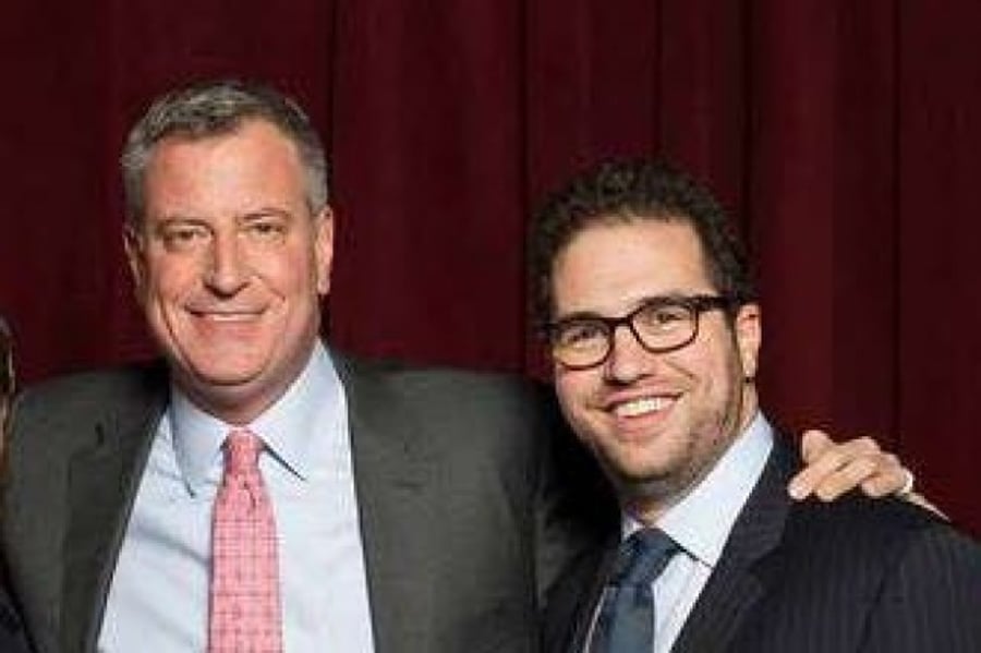 ראש העיר ניו יורק עם איש העסקים החרדי יונה רכניץ