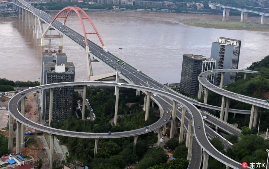 רק בסין: כביש בגובה 72 מטר עובר מעל עיר