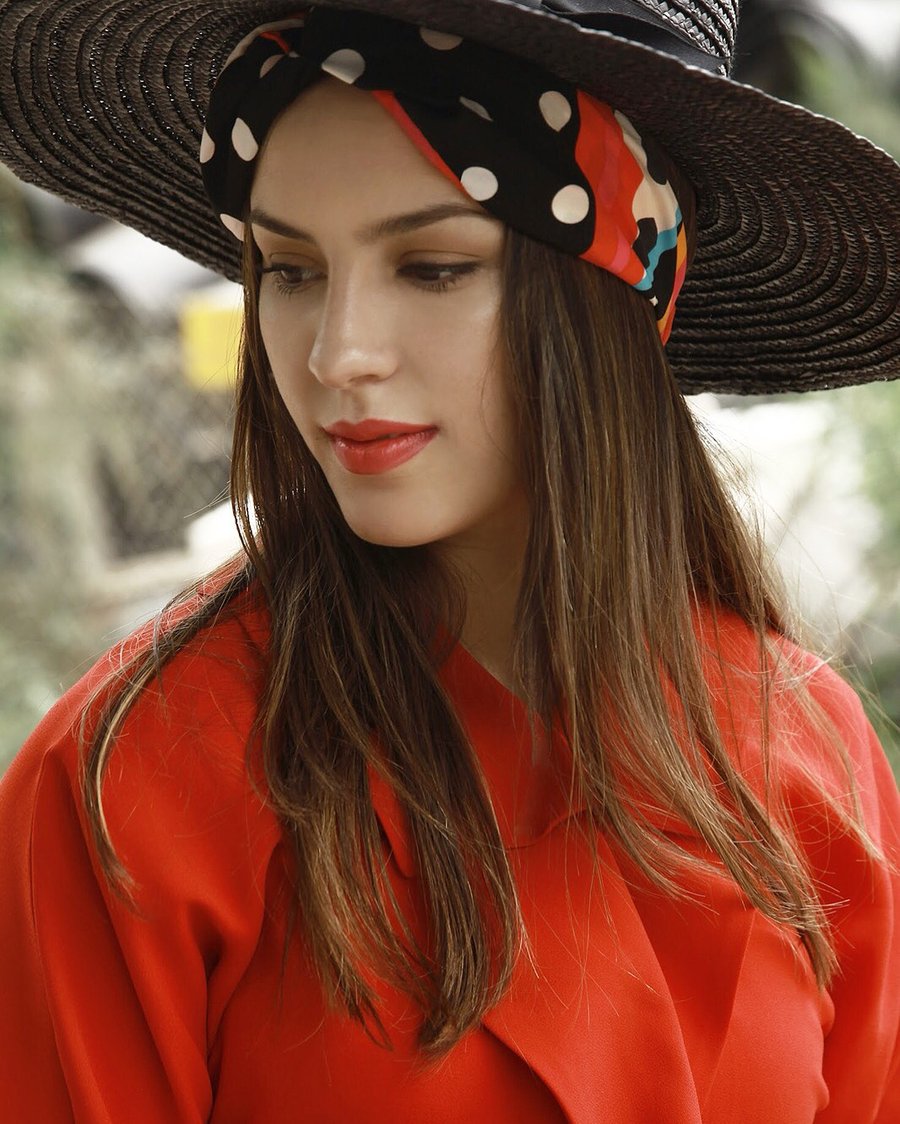 למה לא לצרף כובע קש ולייצר לוק בוקרי יוצא מן הכלל? גם יהודית ברדה, סטייליסטית ומעצבת אופנה מצטרפת בקלאסיות.