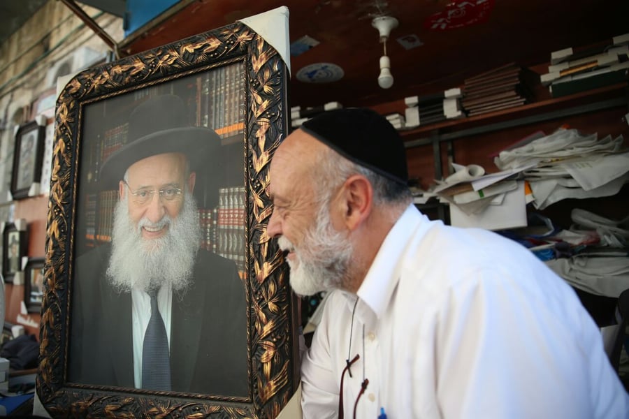 מוכר תמונות הרבנים: "תתפלאו, גם חילונים קונים"