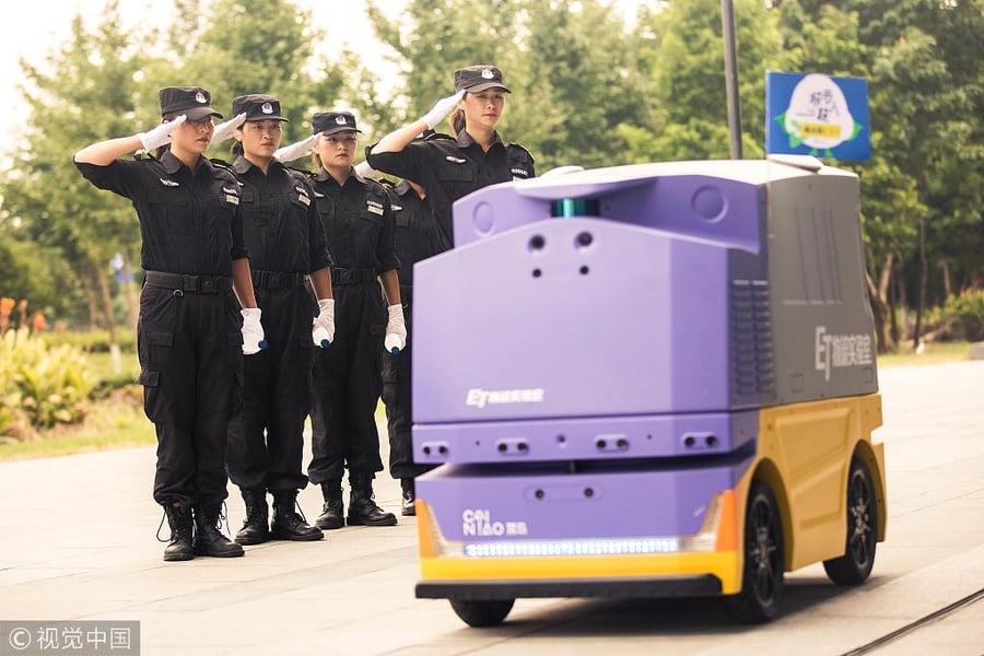 חם? בסין הרובוטים דואגים לעובדים בחוץ