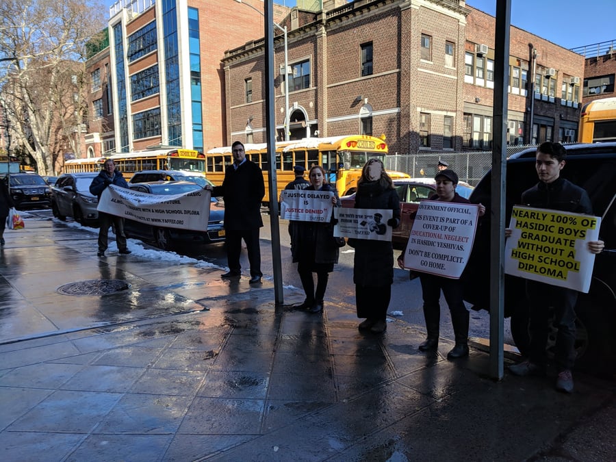 פעילי YAFFED מפגינים בברוקלין למען הטמעת לימודי חול במוסדות החינוך