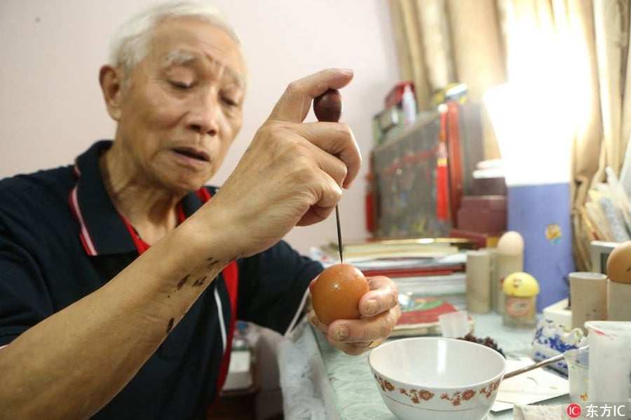 הסיני שמצייר על אלפי קליפות של ביצים