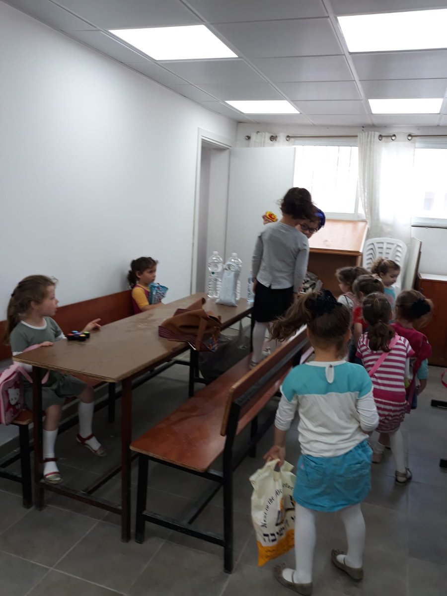 בהוראת רבני השכונה: הילדות לומדות בבית הכנסת