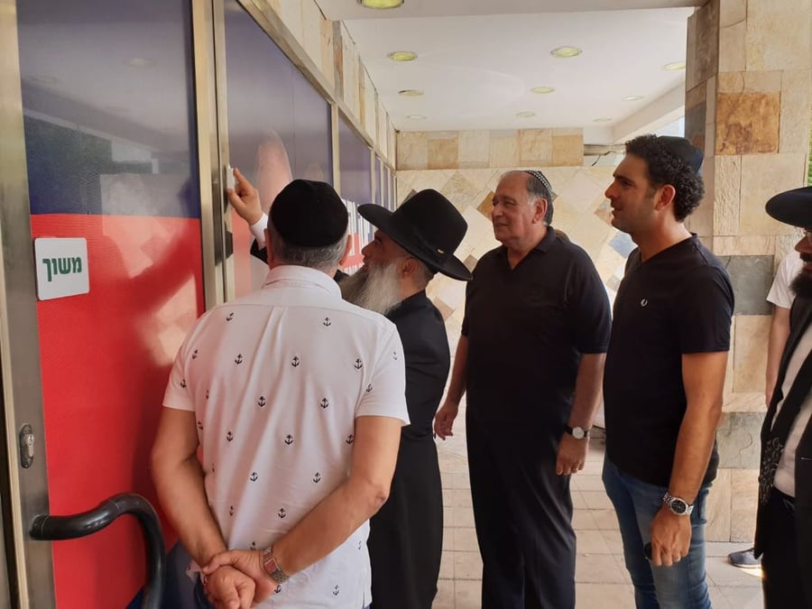דרעי עוד לא החליט; רב ש"ס בחיפה כבר קבע מזוזה במטה הבחירות
