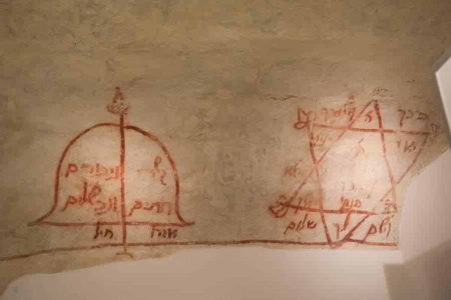 כתובות עתיקות שנמצאו בתוך בית הכנסת