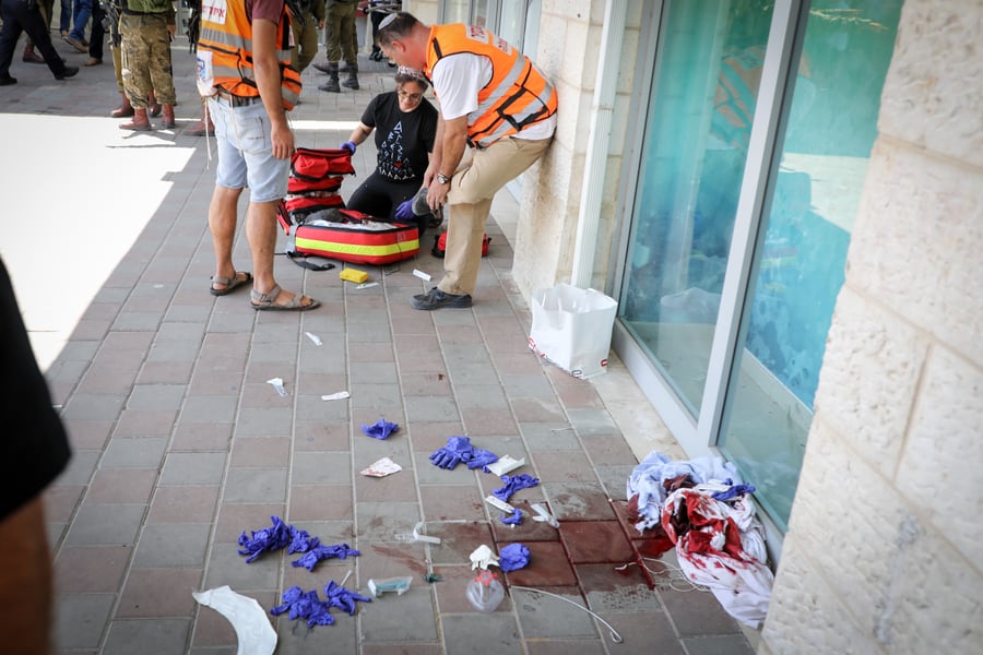 תיעוד: טלית הנרצח בפיגוע מגואלת בדמו