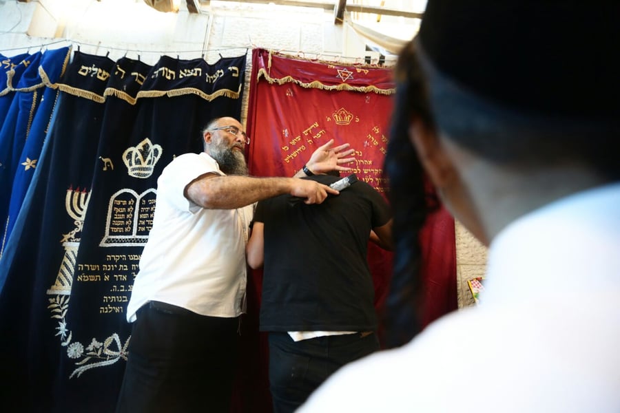 גלריה: מלקות 40 בבית הכנסת 'מוסיוף'